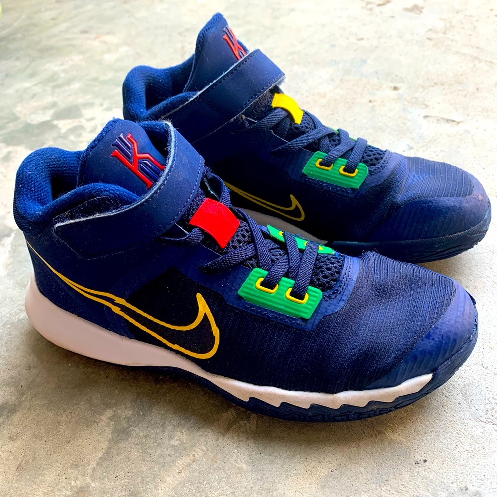 Boys size 2.5 youth (little boys) Nike basketball shoes,  great condition!